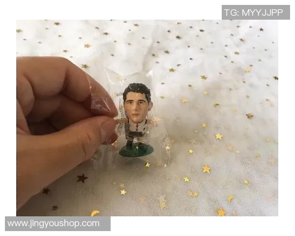 高清足球明星娃娃图片展示球迷必备的收藏品与装饰品